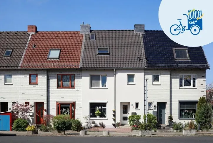 Eine Häuserreihe ist zu sehen.