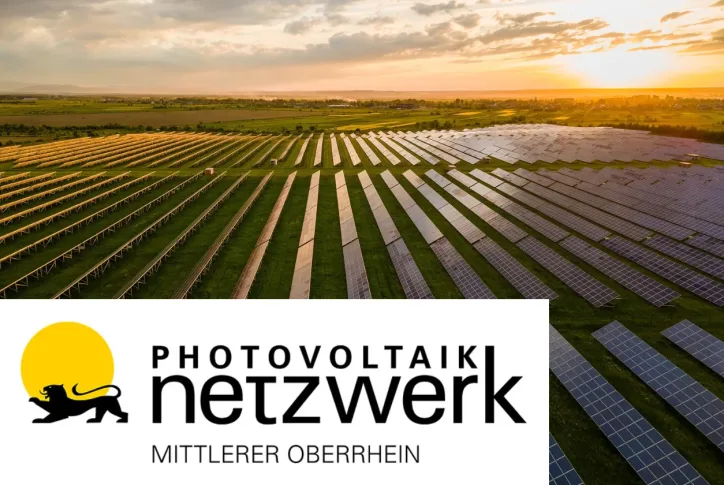 Auf dem Bild zusehen ist eine große Freifläche mit unzähligen Photovoltaik-Modulen. Dabei handelt es sich um Freiflächen-PV. Außerdem ist das Logo des Photovoltaik-Netzwerk Mittlerer Oberrhein zu sehen.