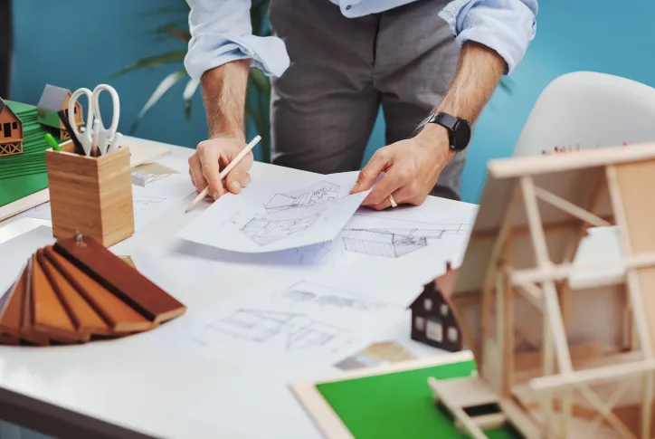 Ein junger Architekt entwirft ein Konzept für neue Lösungen für nachhaltige Architektur.