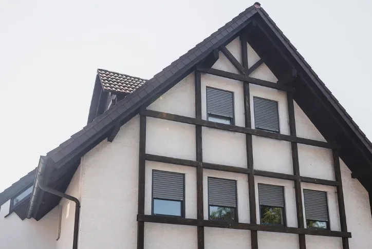 Die Fassade des Hauses ist zu sehen. die Fassade ist mit Holzbalken geschmückt.