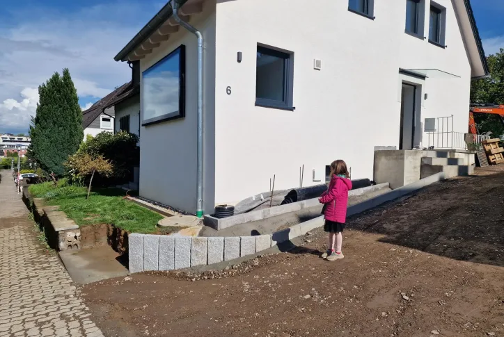 "Haus Durchblick" im gesamten zu sehen. Weiße Fassade mit großen Fenstern.